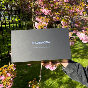 Unboxing and demonstration of Aequilibrium rotating glasses gift set by Audacem, highlighting the unique design and craftsmanship